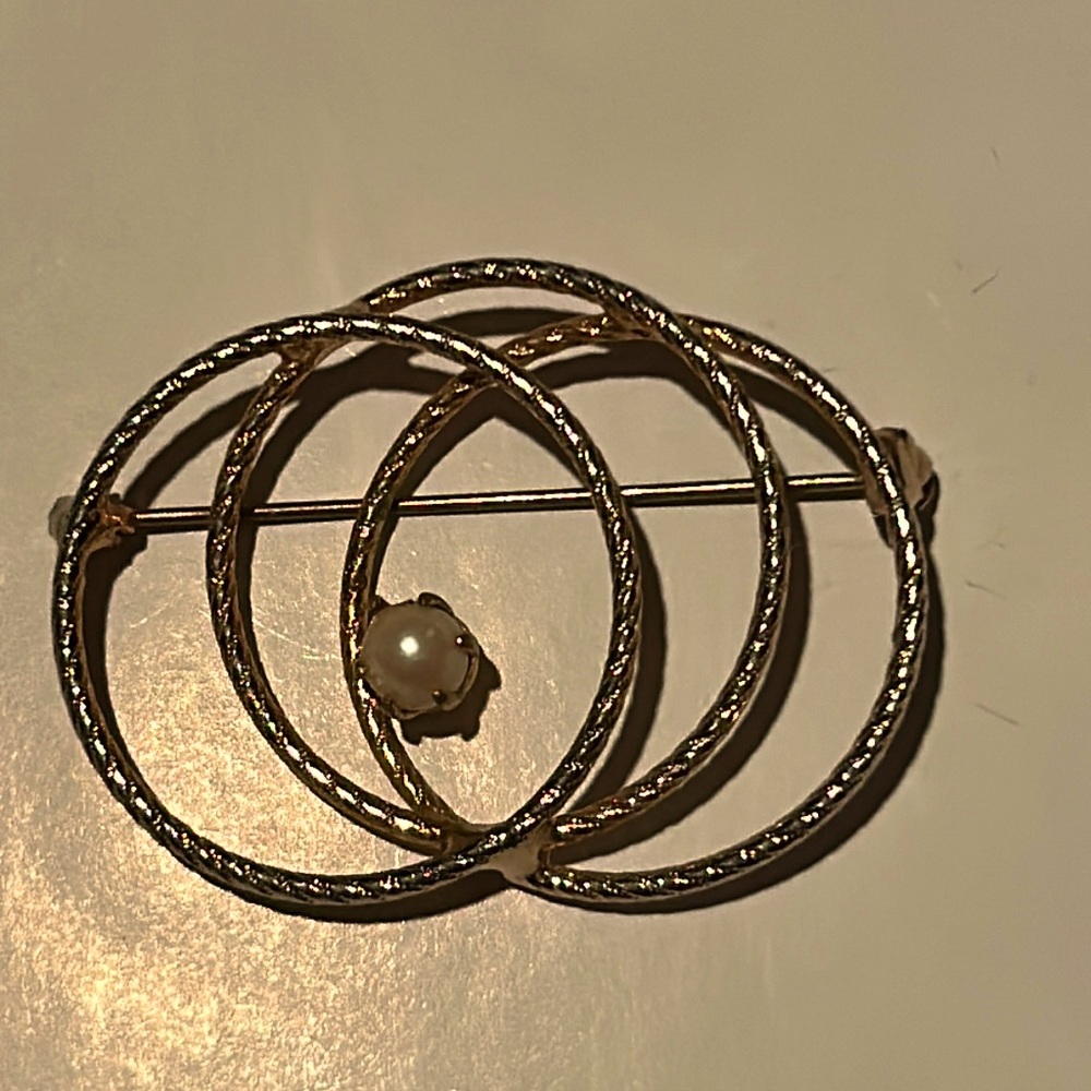 Vintage Gold-Tone Brooch Pin                             with Single Pearl Stone